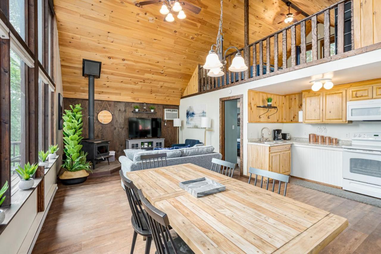 Quaint Loft Cabin W Hot Tub, Firepit, Deck & Grill Hedgesville Exterior foto
